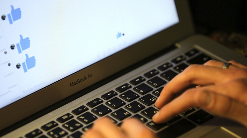 В Британии обяжут соцсети передать данные авторов расистских комментариев