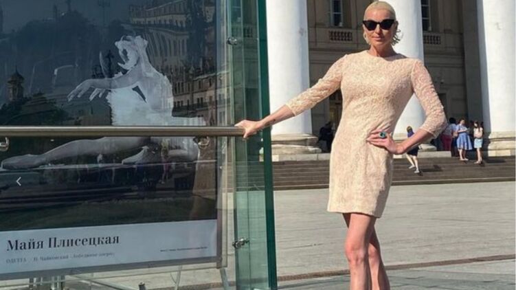 "Вы похожи на богомола". Волочкову раскритиковали за ее гардероб на фотографии в Instagram